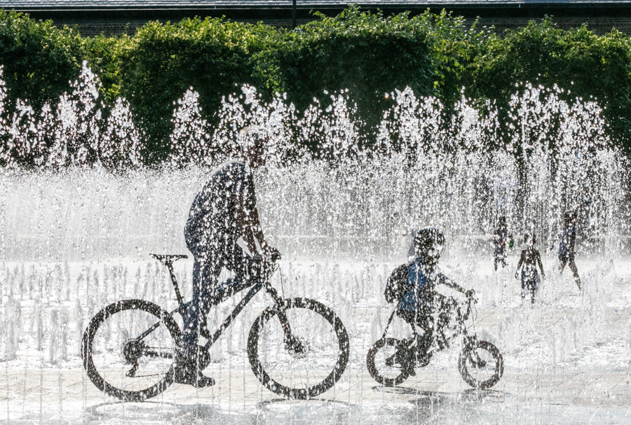 Families enjoy a summer splash at Granary Square fountains, with children and adults cycling and playing in the water, a highlight from Petit Pli’s London guide.